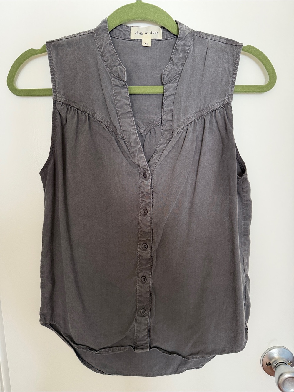 cloth & stone Charcoal Gray Sleeveless Button-Up V-Neck Camisole